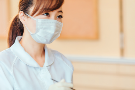 歯科医師が笑っている診察風景